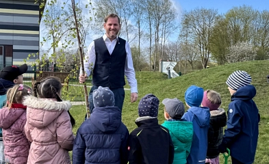 Kinder der Kita Eichholz pflanzen zusammen mit Bürgermeister Marc Breitenfeld einen Baum