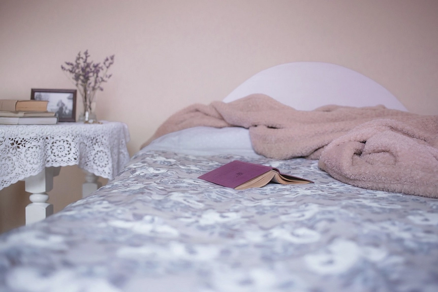 bezogenes Bett Buch und Decke © Pixabay
