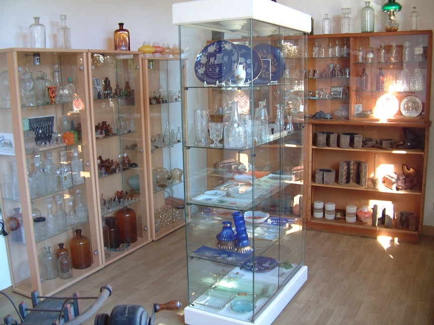 Gläser und weiter Gegenstände aus Glas in Vitrinen. © Glasmuseum Gnarrenburg