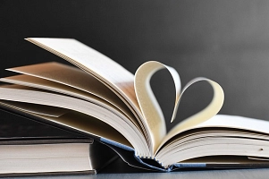 Ein Buch mit einer zum Herz geknickten Seite. © Pixabay