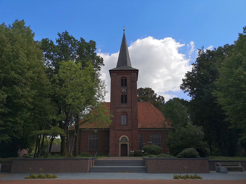 Außenansicht der Gnarrenburger Kirche © Gemeinde Gnarrenburg