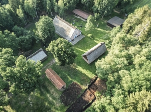 Die Gebäude und das Gelände des Historischen Moorhof Augustendorf aus der Luft fotografiert. © Torsten Stelling
