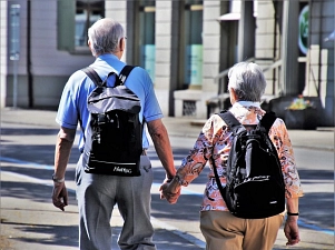 Zwei ältere Menschen Hand in Hand © Pixabay