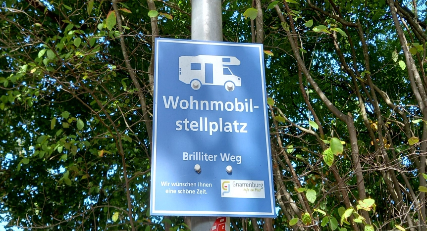 Blaues Informationsschild zum Wohnmobilstellplatz  am Schulzentrum Brilliter Weg. © Einheitsgemeinde Gnarrenburg